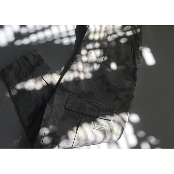 Bershka Womens Slouchy Cargo Pants Ankle High Camouflage Size 36 - Picture 6 of 9